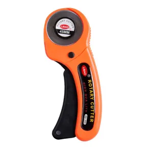45mm Rollschneider mit ergonomischem orangefarbenem Griff für präzises Schneiden von Stoffen.
