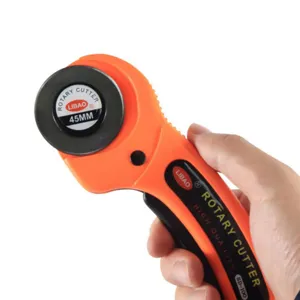 45mm Rollschneider mit ergonomischem orangenem Griff zum präzisen Schneiden von Stoffen.