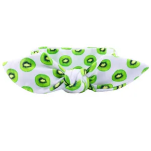 Gros plan détaillé du joli bandeau élastique pour bébé imprimé de kiwi avec nœud mignon.