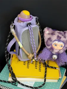 Vista dettagliata della borsa a tracolla viola in nylon per borraccia con coulisse e spallacci.