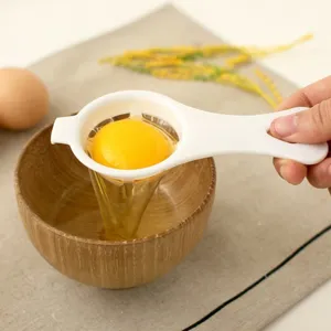 Separatore di albume in plastica dettaglio cucina per dividere tuorlo e albume.