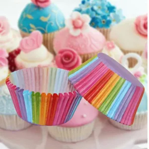 Detalle de moldes para cupcakes arcoíris, cápsulas de papel coloridas para magdalenas y pasteles