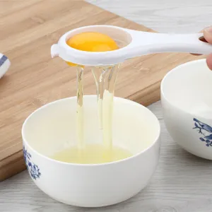 Separatore di albume d'uovo in dettaglio, filtro tuorlo in plastica per cucina e cottura.