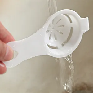 Dettaglio del filtro separatore di albume in plastica, pratico utensile da cucina.