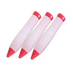 Gros plan du stylo à douille en silicone rose souple avec embout rouge vif pour la pâtisserie.