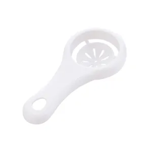 Separatore di albume d'uovo in plastica bianca, dettaglio dell'utensile da cucina utile.