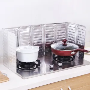 Vue détaillée du pare-éclaboussures d'huile en feuille d'aluminium pour cuisinière.