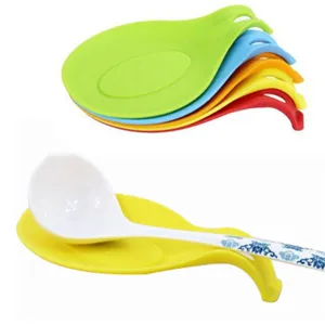 Détail du repose-cuillère en silicone coloré pour ustensiles de cuisine pratiques.