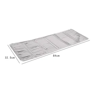 Vue détaillée du pare-éclaboussures pliable en aluminium pour cuisinière, résistant à la chaleur.