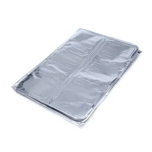 Detail de la protection anti-eclaboussures pliable en aluminium argente pour cuisinie.