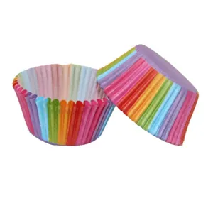 Vista detallada de cápsulas para cupcakes arcoíris, moldes de papel coloridos para hornear magdalenas.