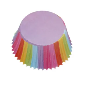 Detalle de moldes de papel para cupcakes de arco iris coloridos, perfectos para hornear magdalenas.