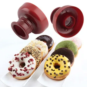Plastic donutvorm met detail voor het snijden van holle taart en gebak om te bakken.
