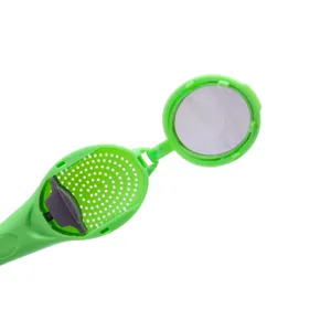 Λεπτομερής εικόνα του πράσινου infusor τσαγιού σιλικόνης με λεπτό κόσκινο και μηχανισμό.