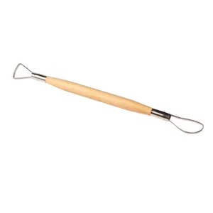 Detailaufnahme Doppelseitiges Töpferwerkzeug, Drahtschlaufe Holzgriff für Tonskulpturen.