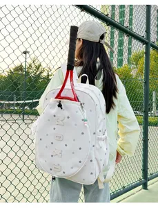 Detalle de la mochila deportiva con compartimento para raqueta y patrón de estrellas.