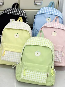 Detailansicht des süßen Rucksacks mit Apfel-Bestickung und Karomuster in verschiedenen Farben.