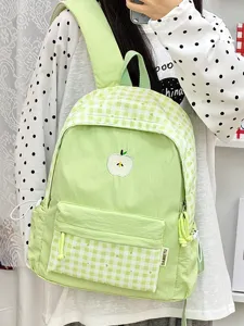 Detailansicht des leichten grünen Rucksacks mit süßer Apfelstickerei und Karotasche.