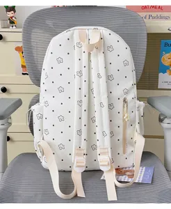 Zaino bianco in stile campus con stampa di stelle, ideale per la scuola e viaggi quotidiani.