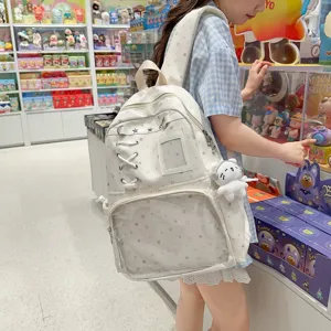 Mochila transparente blanca con diseño de estrellas y bolsillo para pines y chapas.