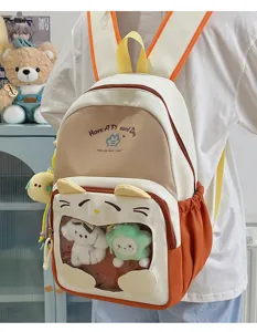 Dettaglio zaino ita stile giapponese carino con finestra trasparente e peluche.