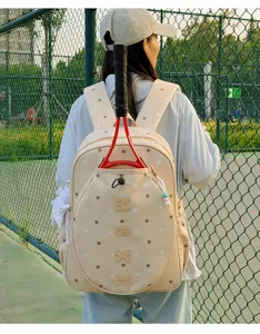 Mochila deportiva espaciosa con portaraquetas y diseño de estrellas para actividades.
