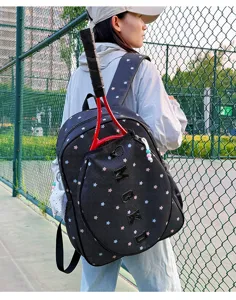 Vista detallada de la mochila de tenis para exteriores con patrón de estrellas y gran espacio.