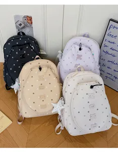 Vista detallada de la mochila de estilo coreano de gran capacidad con motivo de estrellas multicolor
