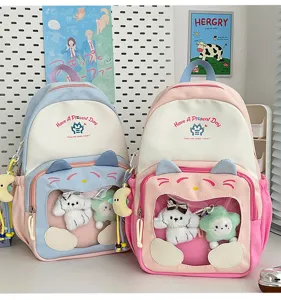 Vista dettagliata dello zaino ita con orecchie di gatto, tasca trasparente e ciondoli peluche.