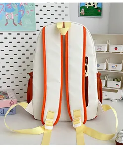 Dettaglio in primo piano del grazioso zaino bianco e arancione, con cinghie e tasche laterali.