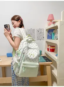 Vista dettagliata dello zaino a pois carino con un fiocco per uno stile scolastico.