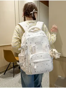 Vista dettagliata dello zaino con stampa a stelle con design a orecchie di coniglio e peluche.