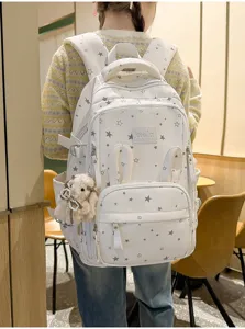 Zaino da scuola bianco con stelle, orecchie di coniglio carine e ciondolo di peluche.