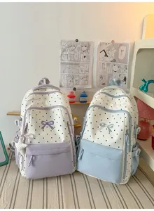 Vista dettagliata zaino scuola carino con motivo a pois e ricamo fiocco per ragazze studenti.