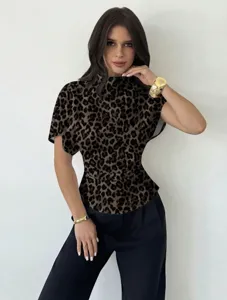 Schicke Damen Bluse mit Leo-Muster, kurzen Ärmeln und Taillierung für stilvollen Alltag.