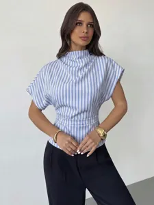Detail des blau gestreiften Tops mit Taillierung und Flügelärmeln für elegante Looks.