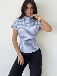 Elegante blau weiße gestreifte Damenbluse mit tailliertem Schnitt für Büro und Alltag