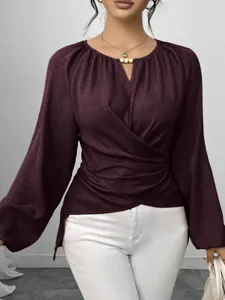 Einfarbige Langarm V-Ausschnitt Bluse mit unregelmäßigem Saum und elegantem Wickeldesign.