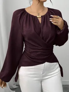 Elegante einfarbige Langarmbluse mit V-Ausschnitt und unregelmäßigem Saum für Damen.