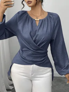 Einfarbig unregelmäßige Saum Langarm Bluse, eleganter V-Ausschnitt Retro Slim Pendler Oberteil Detail.
