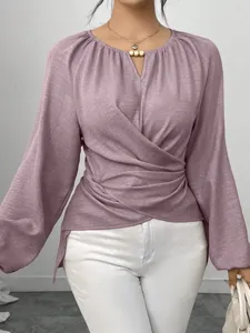 Nahaufnahme des eleganten V-Ausschnitt Langarmshirts mit wunderschöner Holzkornperle.