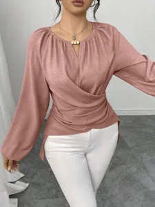 Einfarbiges langarmshirt mit unregelmäßigem saum, v-ausschnitt, eleganter commuter top detail