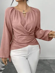 Elegante Damen Langarmbluse mit V-Ausschnitt, Wickeloptik und asymmetrischem Saum.