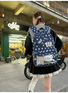 Detailansicht des großen Sternen-Ita-Rucksacks mit Sichtfenster und niedlichem Plüschtier.