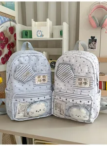 Große Schultertasche mit Sternenmuster, Sichtfenster für Pins und niedlichem Plüschtier.