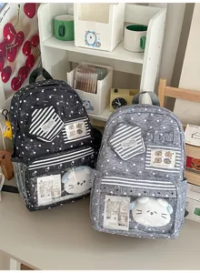 Detailansicht des großen Sternenmuster Studenten Rucksack mit klarem Fronttaschen Design.