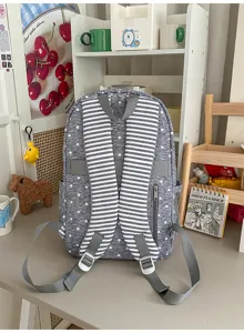 Grauer Rucksack mit Sternenmuster und gestreiften Gurten, große Freizeittasche für Teenager.