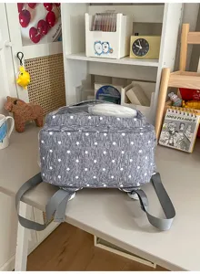 Grauer Rucksack mit Sternenmuster Detailansicht, Freizeitschultasche mit Sichtfenster.