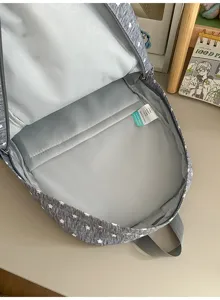 Grauer Rucksack mit Sternenmuster, grosser Kapazität, lässige Schultasche für Reise.