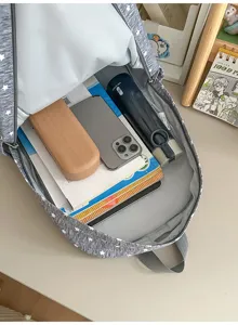 Großer grauer Rucksack mit Sternen für Studenten, stilvolle Schultasche mit vielen Fächern.